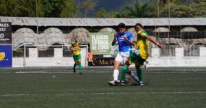 La Cancha de Fútbol La Juventud Requiere Urgente Intervención en su Grama Sintética